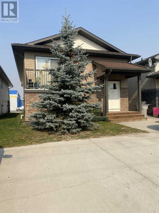 9907 109 Ave in Grande Prairie, AB - Building Photo