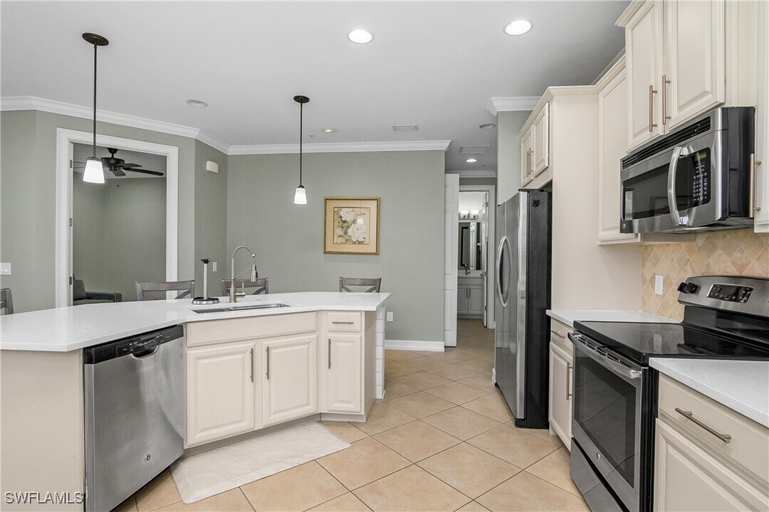 28087 Sosta Ln in Bonita Springs, FL - Foto de edificio