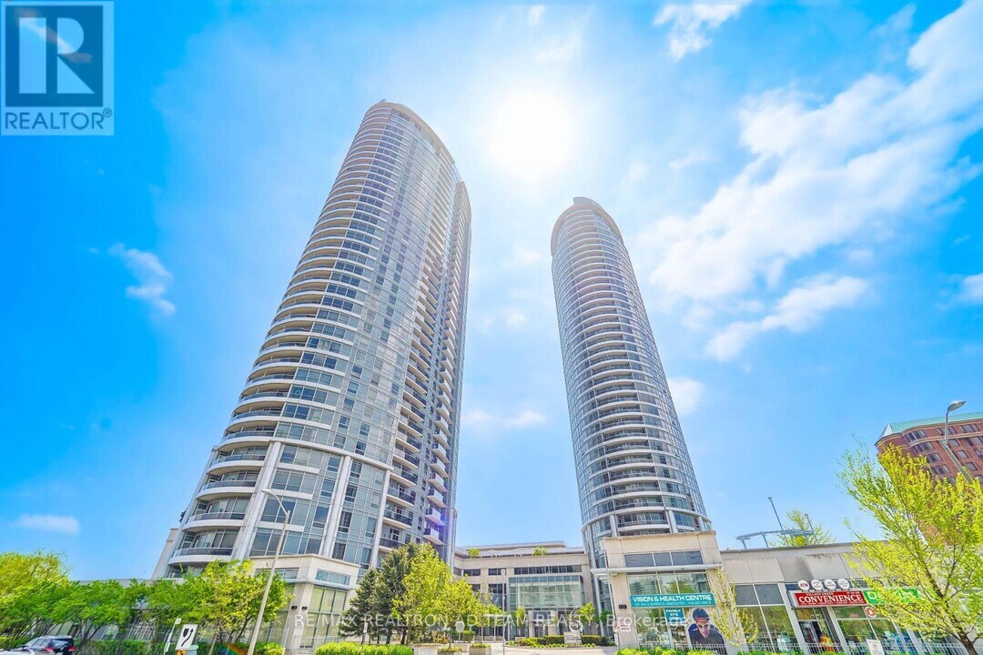 125 Village Green Square in Toronto, ON - Building Photo