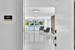 9901 E Bay Harbor Dr in Bay Harbor Islands, FL - Building Photo