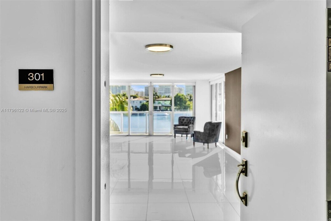 9901 E Bay Harbor Dr in Bay Harbor Islands, FL - Building Photo
