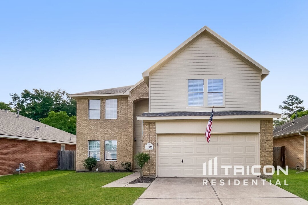11835 Belle Ct in Pinehurst, TX - Building Photo