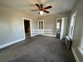 696 Broadway, Unit 1 in Everett, MA - Building Photo - Building Photo