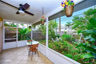 4767 W Alhambra Cir in Naples, FL - Foto de edificio - Building Photo
