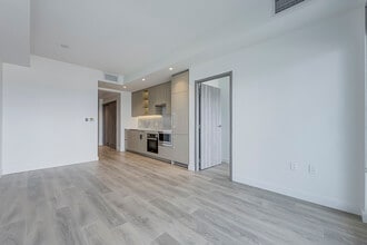 95-995 McMahon Dr in Toronto, ON - Building Photo - Building Photo