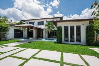 9000 SW 63rd Ct in Pinecrest, FL - Foto de edificio - Building Photo