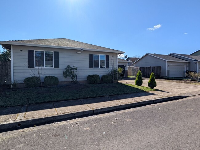 549 Nicholas Dr in Springfield, OR - Building Photo - Building Photo