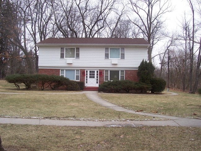 Sleepy Hollow Apartments in Fort Wayne, IN - Building Photo - Building Photo