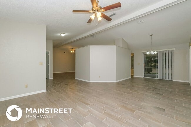 6084 Freeport Dr in Spring Hill, FL - Foto de edificio - Building Photo