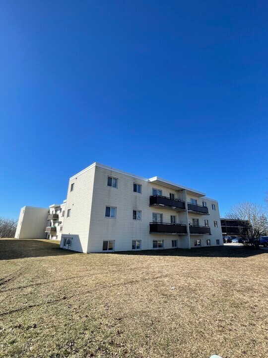 73 Conroy Cres in Guelph, ON - Building Photo