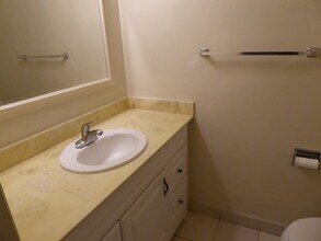 240 Ellwood Beach Dr in Goleta, CA - Foto de edificio - Building Photo