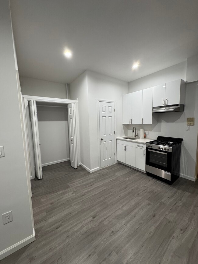 16 Conselyea St, Unit 2