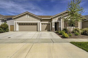 5561 Peach Tree Dr in Marysville, CA - Building Photo