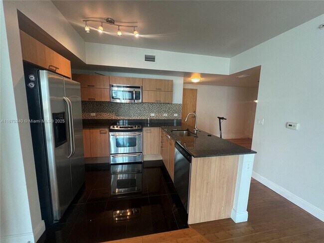 350 S Miami Ave, Unit 1905 in Miami, FL - Building Photo - Building Photo