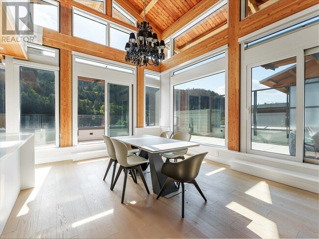 6707-6707 Nelson Ave in West Vancouver, BC - Building Photo - Building Photo
