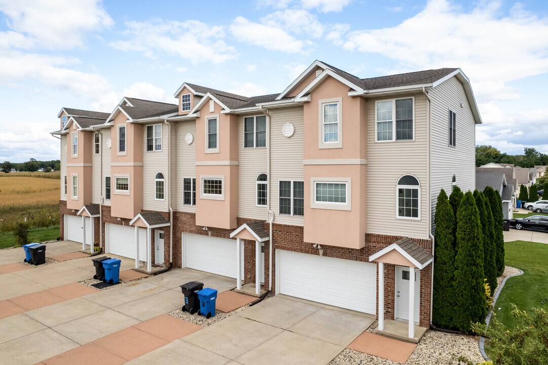 307 Douglas Dr in Brooklyn, WI - Foto de edificio