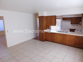 8475 Carlin Ave in Sacramento, CA - Building Photo - Building Photo