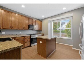 8397 Norwood Ln N in Maple Grove, MN - Foto de edificio - Building Photo