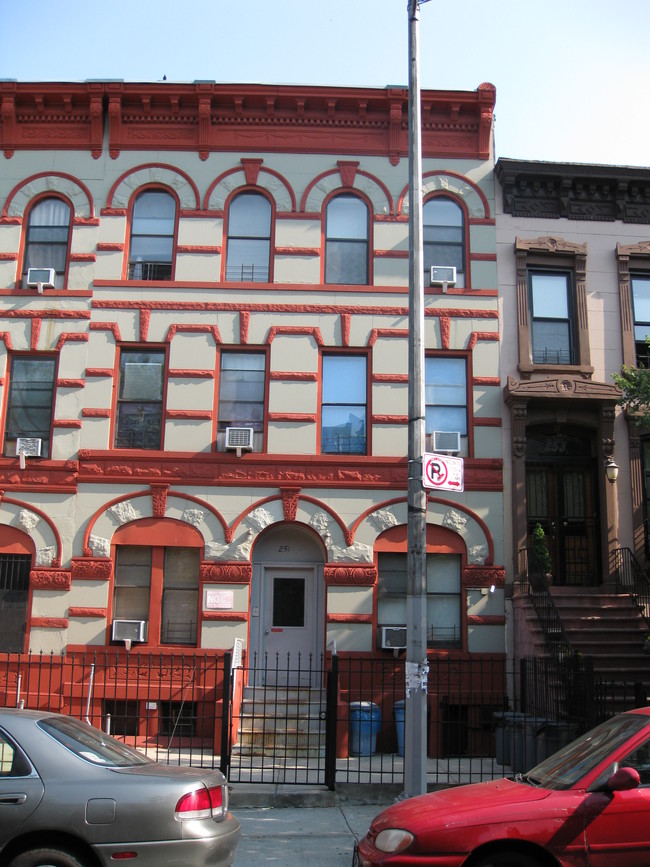 251 Vernon Ave in Brooklyn, NY - Building Photo - Building Photo