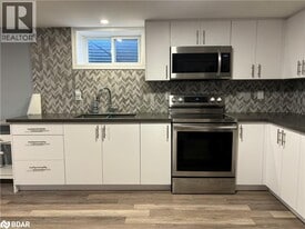 220 Pleasant Blvd in Georgina, ON - Building Photo