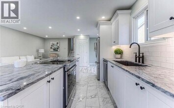 238 Northlake Dr in Waterloo, ON - Building Photo - Building Photo