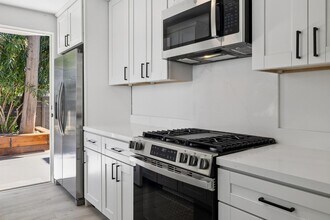 560 Everett Ave in Palo Alto, CA - Building Photo - Building Photo