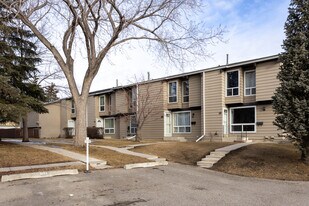 Huntsview Village in Calgary, AB - Building Photo