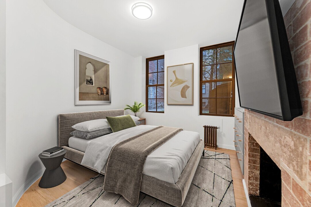 220 W 10th St in New York, NY - Building Photo