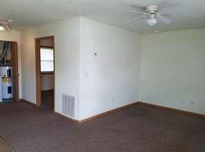 Lynn-Ro Apartments/TriCounty Manangement Grou in Charleston, IL - Building Photo - Interior Photo