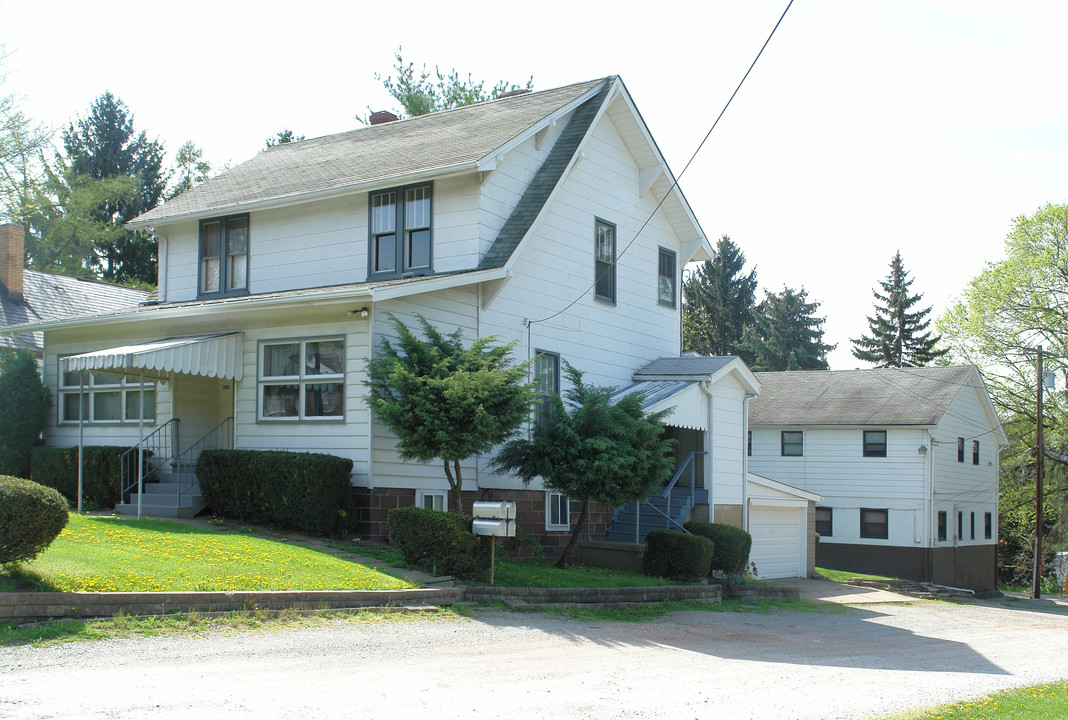 10624 Old Trail Rd in Irwin, PA - Foto de edificio