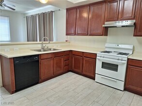 1227 El Fuego Trail in Henderson, NV - Building Photo - Building Photo