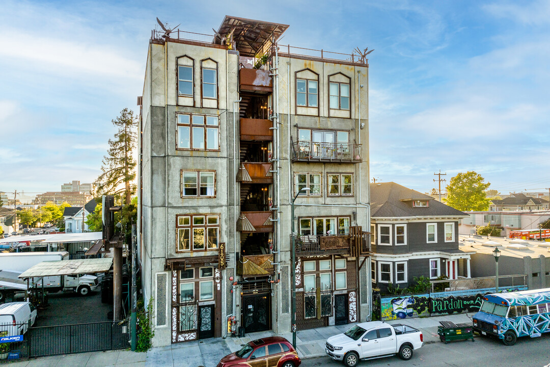 Wardenclyffe Homes in Emeryville, CA - Building Photo