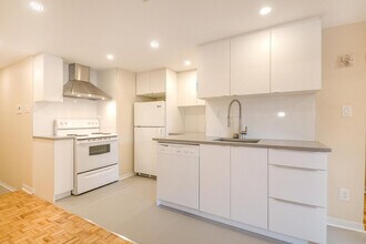 2235 Prud'homme Av in Montréal, QC - Building Photo - Building Photo