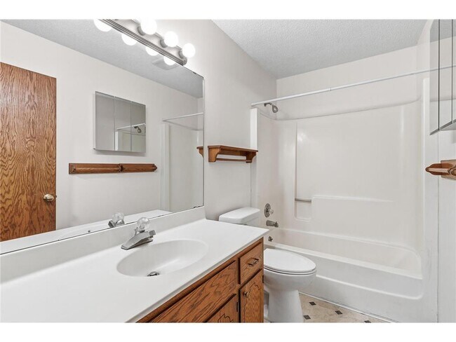 1347 Hadley Ave N in Oakdale, MN - Foto de edificio - Building Photo