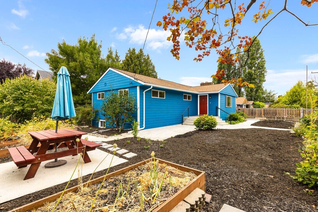 7035 16th Ave SW in Seattle, WA - Building Photo