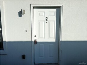 13 Puffin Ave in McAllen, TX - Foto de edificio - Building Photo