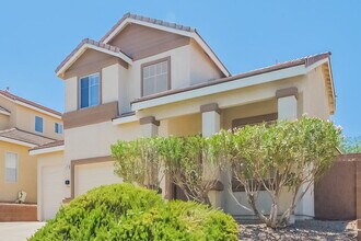 674 Pacific Cascades Dr in Henderson, NV - Building Photo - Building Photo