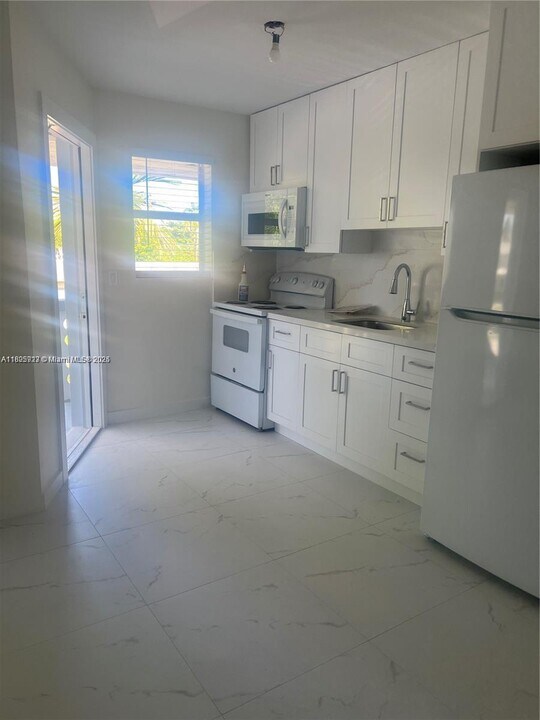 722 NE 8th St in Hallandale Beach, FL - Building Photo