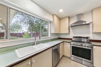 5221 W 43rd St in Houston, TX - Building Photo - Building Photo