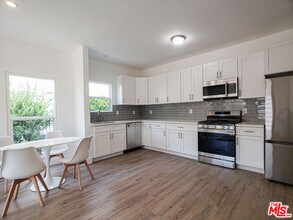 2951 Francis Ave in Los Angeles, CA - Building Photo - Building Photo