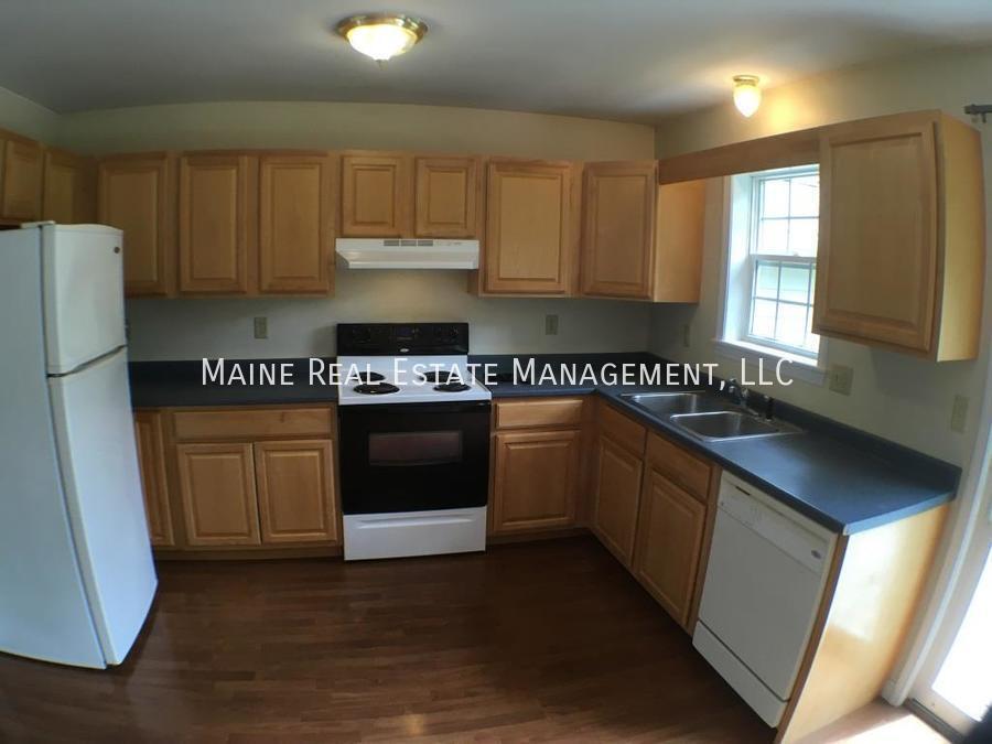 706 Fuller Rd in Hermon, ME - Building Photo