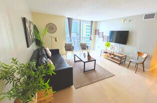 1 SE 12th St in Miami, FL - Building Photo