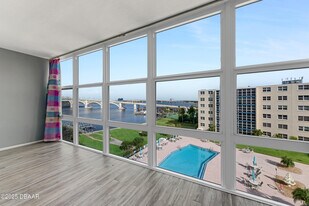 1224 S Peninsula Dr in Daytona Beach, FL - Building Photo