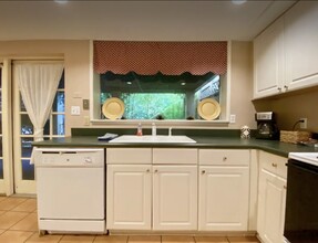 207 W Jones St, Unit Garden Apartment Unit A in Savannah, GA - Building Photo - Building Photo