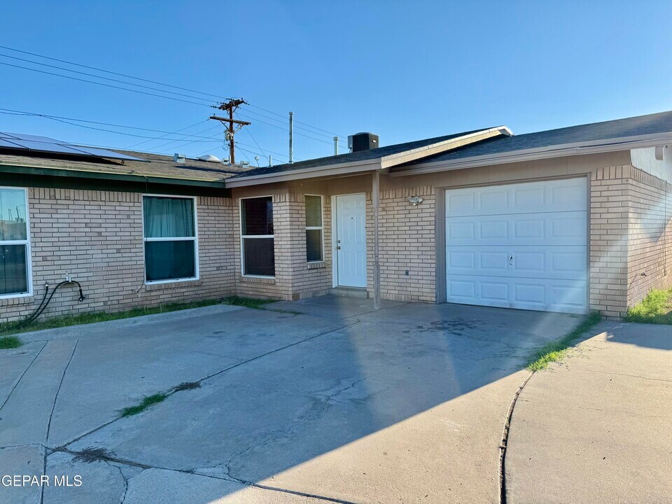 10833 Cardigan Dr in El Paso, TX - Building Photo