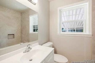 3206 W Houston St in San Antonio, TX - Foto de edificio - Building Photo