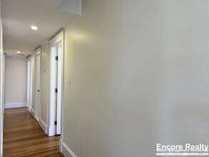 28 Clay St, Unit 2 in Cambridge, MA - Foto de edificio - Building Photo