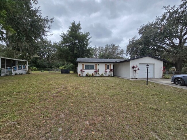 37732 Silver Pines Ave in Zephyrhills, FL - Foto de edificio - Building Photo