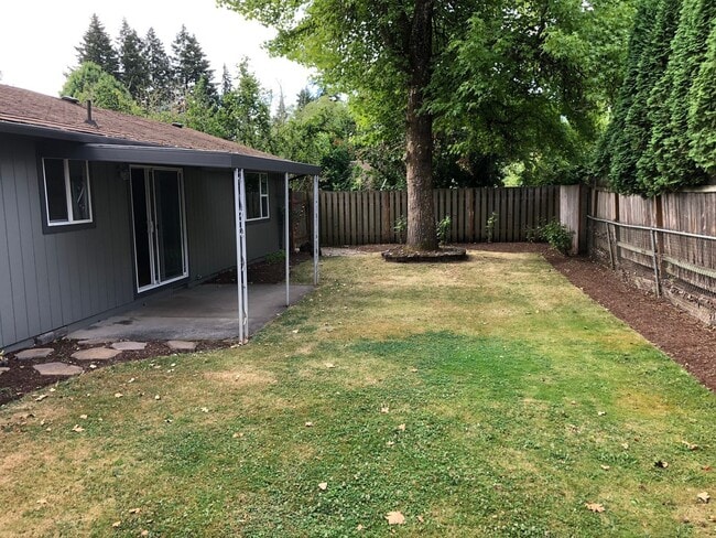 1005 SE Willow St in McMinnville, OR - Foto de edificio - Building Photo