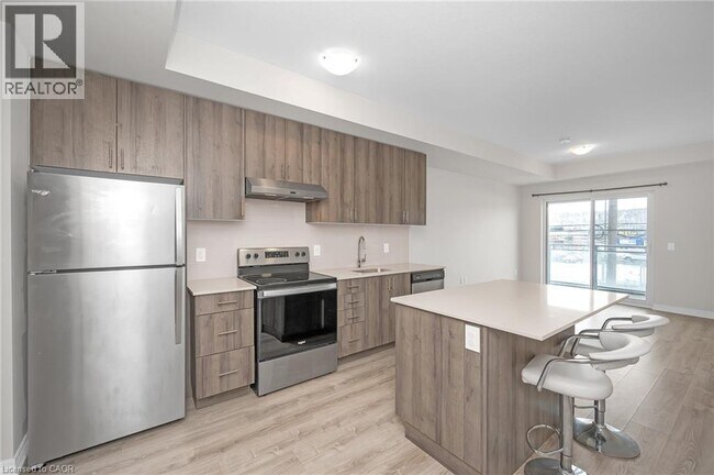 121 Hwy 8 in Stoney Creek, ON - Building Photo - Building Photo